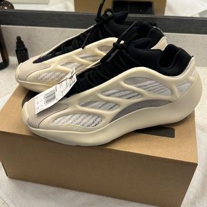 BNIB Yeezy 700 V3 Azael size 8.5